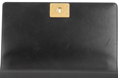 CHANEL BOY
Sac Chanel Boy en cuir noir matelassé,...