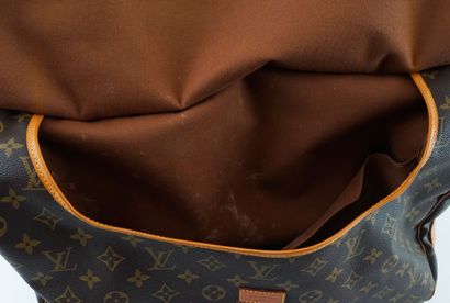 LOUIS VUITTON SAUMUR
Sac bandoulière Louis...