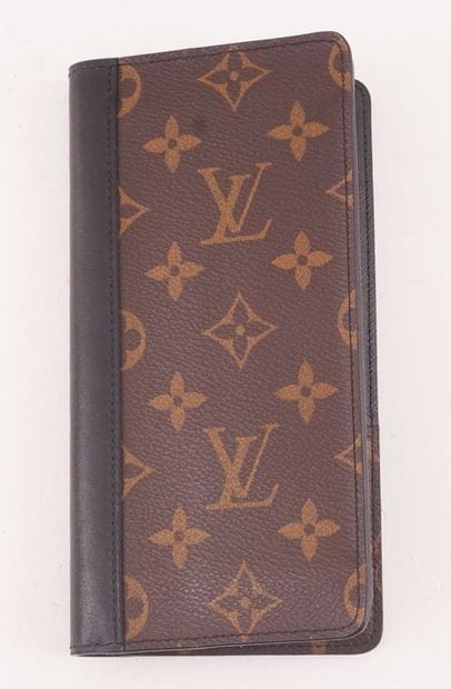 LOUIS VUITTON
Louis Vuitton wallet in Monogram...