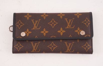 LOUIS VUITTON
Louis Vuitton wallet in Monogram...