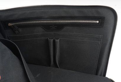 LOUIS VUITTON
Porte-document Louis Vuitton...
