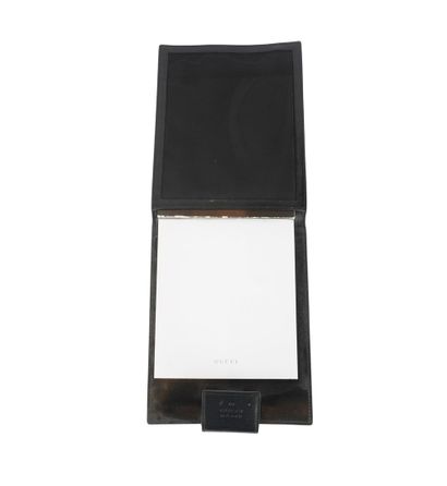 GUCCI
Agenda Gucci en cuir noir .
H: 19 cm...