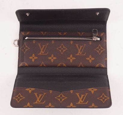 LOUIS VUITTON
Louis Vuitton wallet in Monogram...