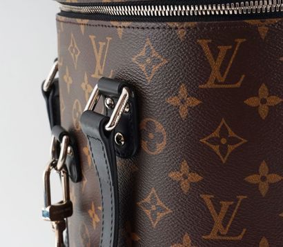 LOUIS VUITTON
Sac Louis Vuitton de forme...