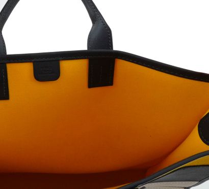 HERMÈS
Sac Hermès fourre-tout en toile jaune...
