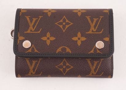 LOUIS VUITTON
Louis Vuitton wallet in Monogram...