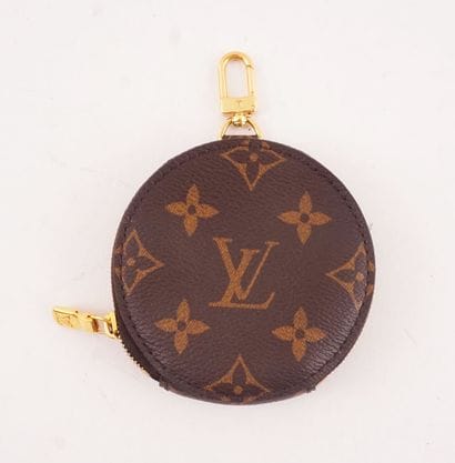 LOUIS VUITTON 
Round Louis Vuitton coin purse...