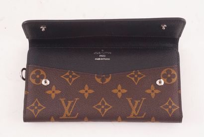 LOUIS VUITTON
Louis Vuitton wallet in Monogram...