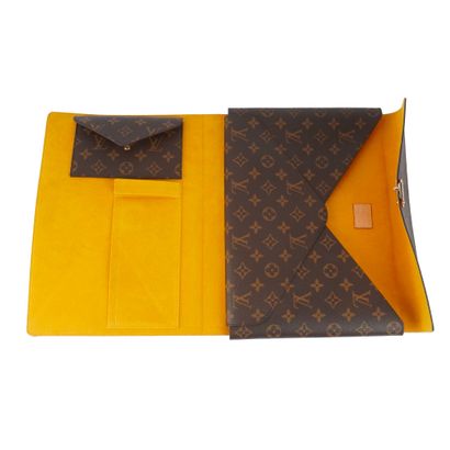 LOUIS VUITTON
Porte-document Louis Vuitton...