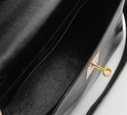 HERMÈS
Sac vintage Hermès Kelly en cuir noir,...