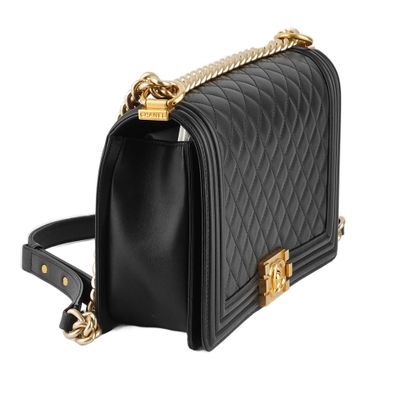 CHANEL BOY
Sac Chanel Boy en cuir noir matelassé,...