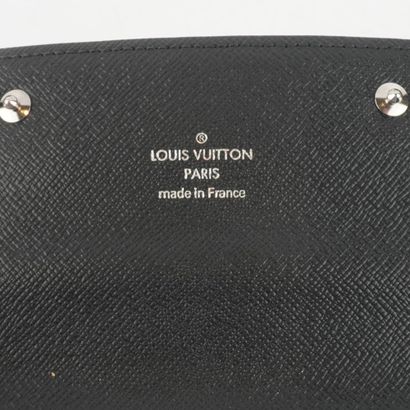 LOUIS VUITTON
Porte-cartes Louis Vuitton...