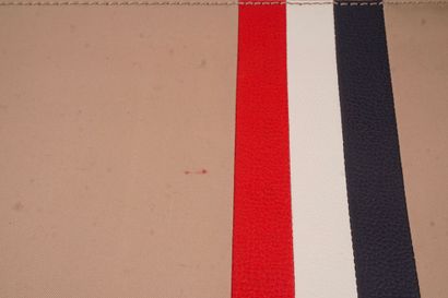 BLACK FLEECE
Lot comprenant deux pochettes...
