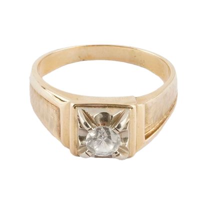 OR 10K / 10K GOLD
Bague en or jaune 10K sertie...