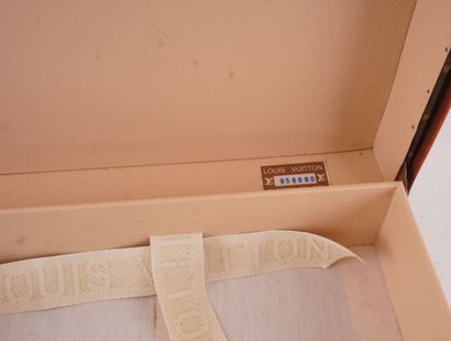 LOUIS VUITTON ALZER 55
Malle Louis Vuitton...