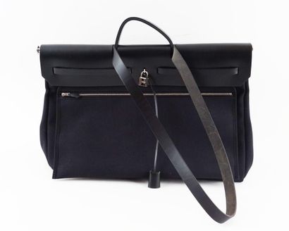 HERMÈS
Sac de voyage Hermès Herbag Zip retourné...