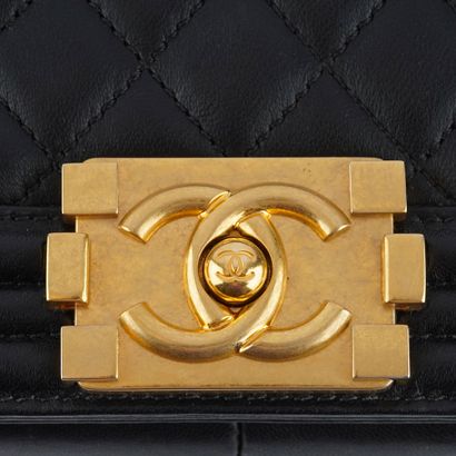 CHANEL BOY
Sac Chanel Boy en cuir noir matelassé,...
