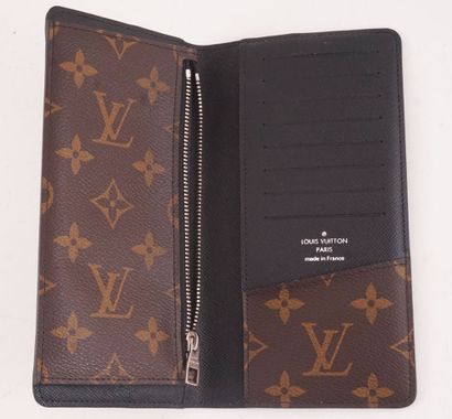 LOUIS VUITTON
Louis Vuitton wallet in Monogram...
