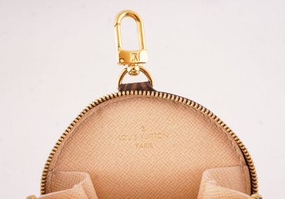 LOUIS VUITTON 
Round Louis Vuitton coin purse...