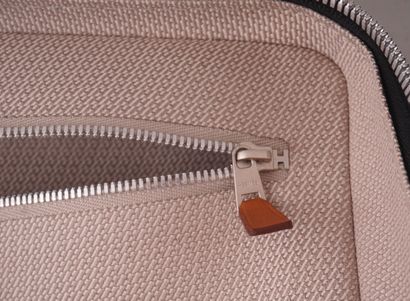 HERMÈS
Valise de cabine à roulettes Hermès...