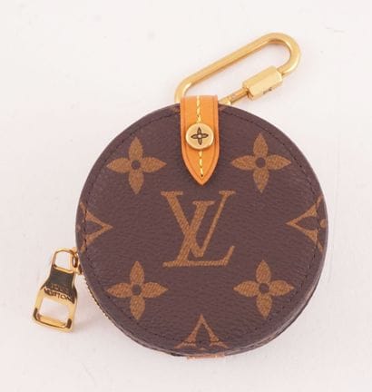 LOUIS VUITTON 
Round Louis Vuitton Fall/Winter...