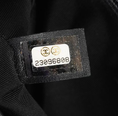 CHANEL BOY
Sac Chanel Boy en cuir noir matelassé,...