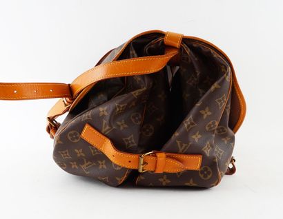 LOUIS VUITTON SAUMUR
Sac bandoulière Louis...