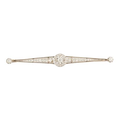 PLATINE, DIAMANTS / PLATINUM, DIAMONDS
Broche...
