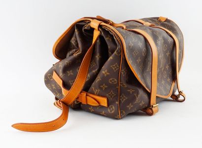 LOUIS VUITTON SAUMUR
Sac bandoulière Louis...