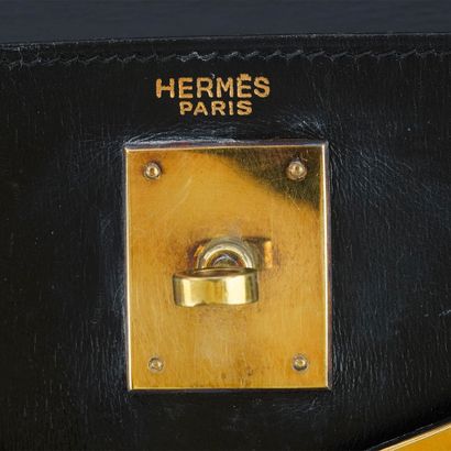 HERMÈS
Sac vintage Hermès Kelly en cuir noir,...