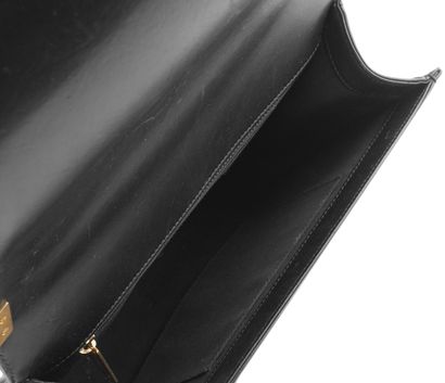 CHANEL BOY
Sac Chanel Boy en cuir noir matelassé,...