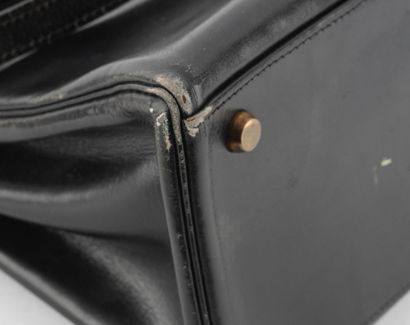 HERMÈS
Sac vintage Hermès Kelly en cuir noir,...