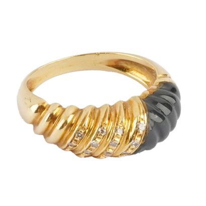 OR 18K / 18K GOLD
Bague en or jaune 18K orné...