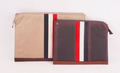 BLACK FLEECE
Lot comprenant deux pochettes...