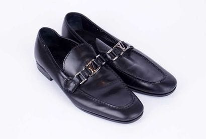 LOUIS VUITTON
Paire de mocassins en cuir...