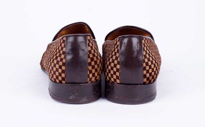 LOUIS VUITTON
Paire de mocassins en suède...