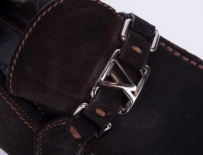 LOUIS VUITTON
Paire de mocassins en suède...