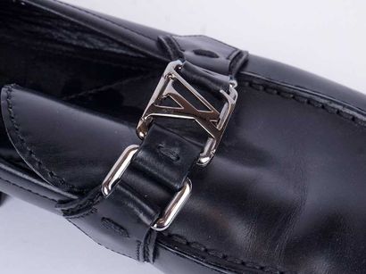 LOUIS VUITTON
Paire de mocassins en cuir...