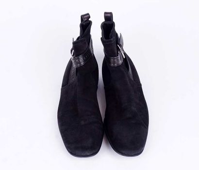 LOUIS VUITTON
Paire de bottines en suède...