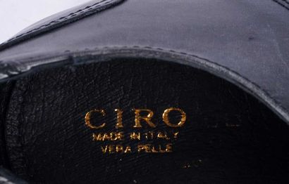 CIRO 
Paire de chaussures en cuir lisse gris...