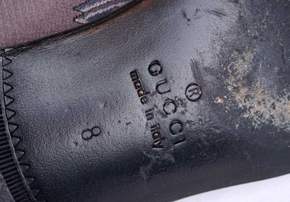 GUCCI 
Paire de mocassins en tissu satiné...