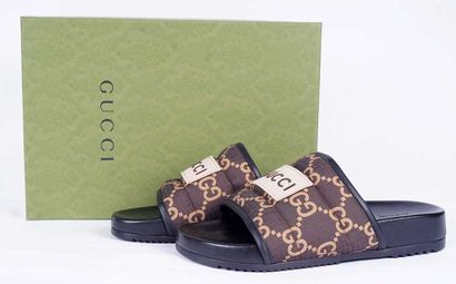 GUCCI
Sandales à enfiler Gucci en cuir noir...