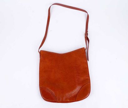 BURBERRY
Sac Burberry en cuir marron, fermeture...