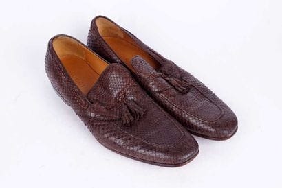 GUCCI 
Paire de mocassins en cuir marron...