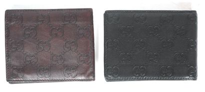 GUCCI 
Deux porte-monnaie Gucci en cuir marron...