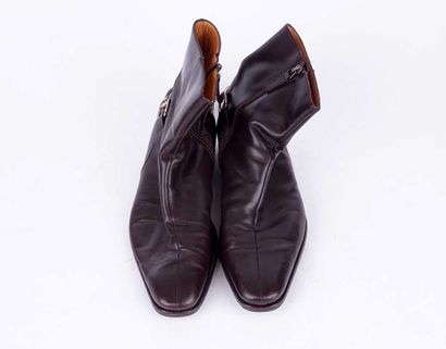 GUCCI 
Paire de bottines en cuir lisse marron....