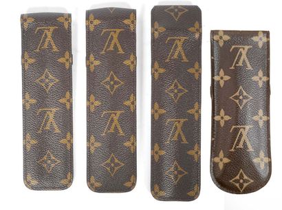 LOUIS VUITTON 
Ensemble de 4 étuis à stylo...