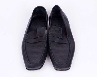LOUIS VUITTON
Paire de mocassins en cuir...