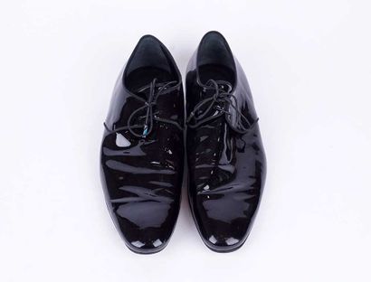 LOUIS VUITTON
Paire de derby noire en cuir...