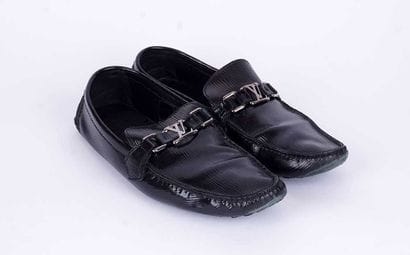 LOUIS VUITTON 
Paire de mocassins en cuir...
